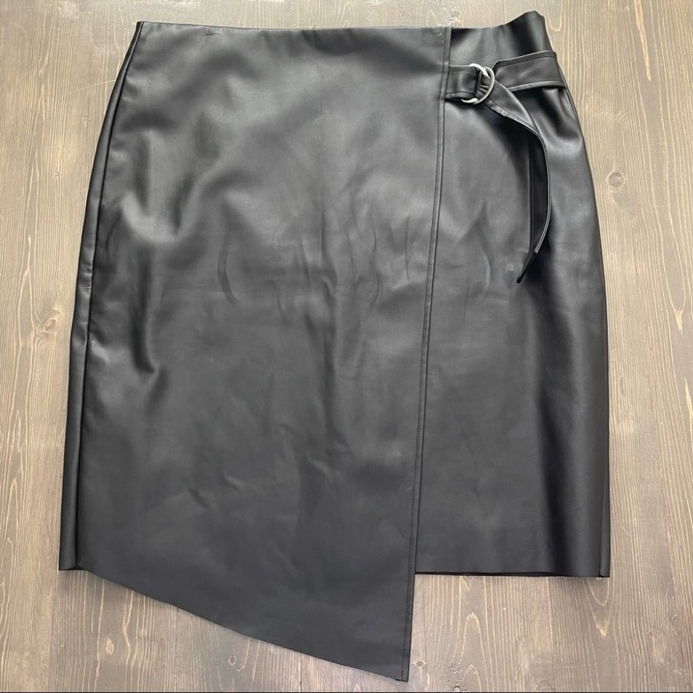 A Mtl 1980 Women’s Black Faux Leather Asymmetrical Skirt Size 16